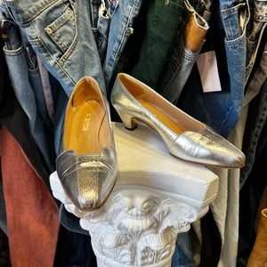 Vintage 60s Gucci metallic leather pumps